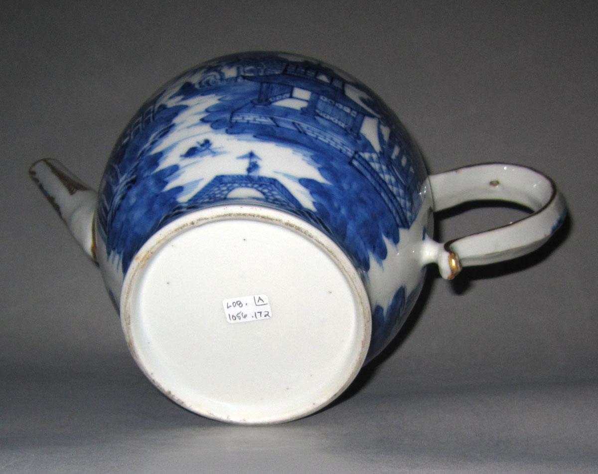 2010.0008.172 A Porcelain teapot underside