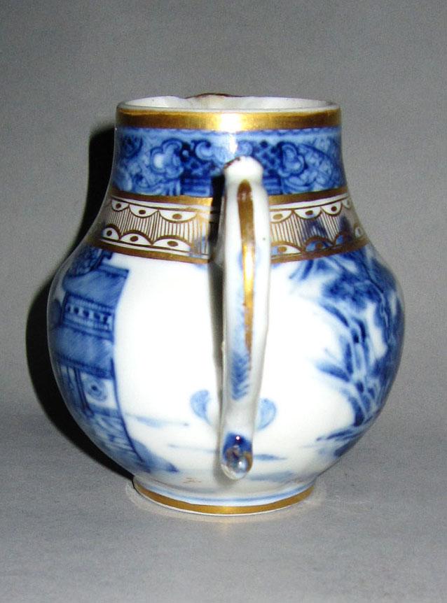 2010.0008.174 Porcelain cream jug handle