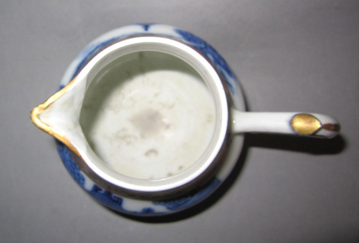 2010.0008.174 Porcelain cream jug top