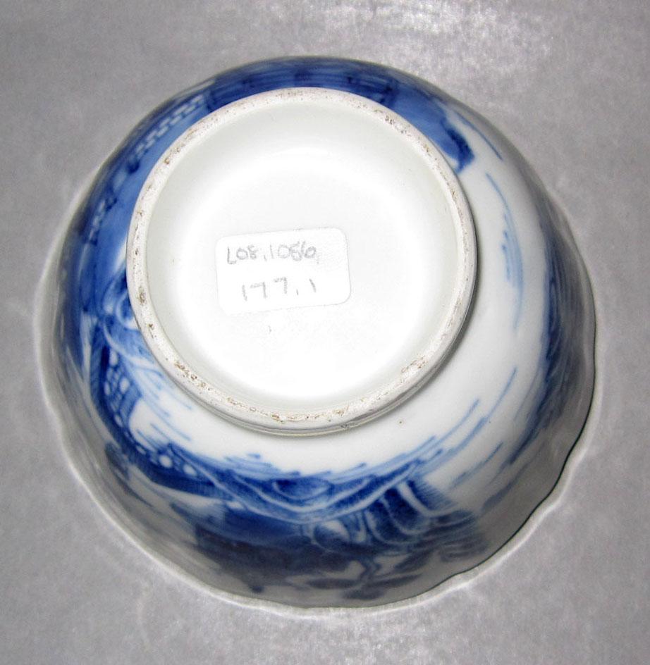 2010.0008.177.001 Porcelain teabowl underside
