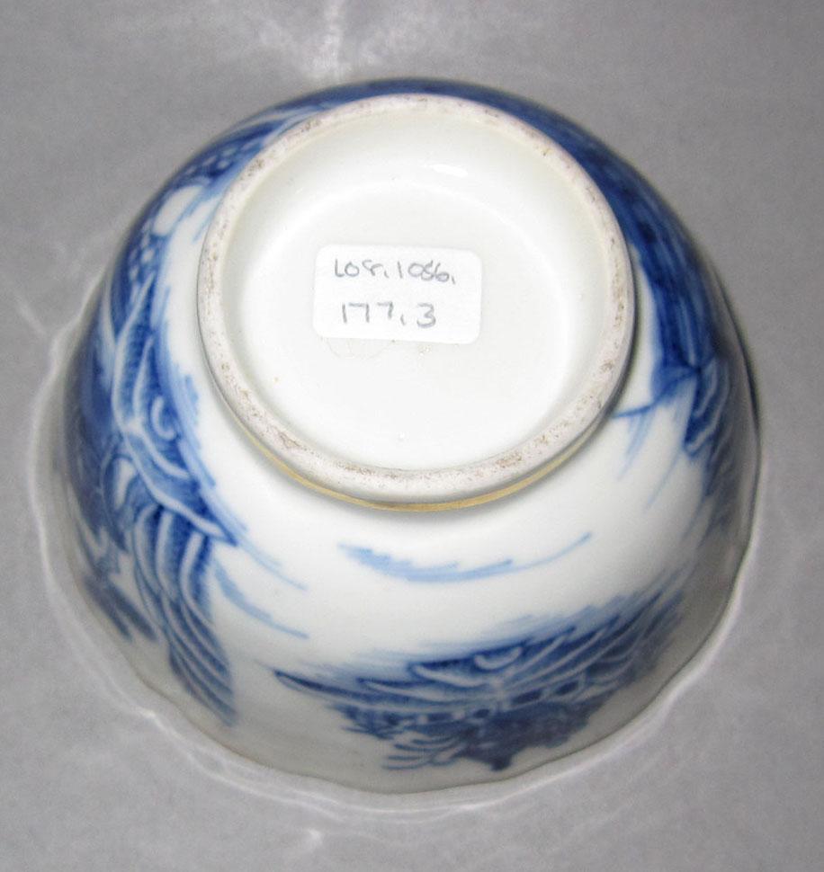 2010.0008.177.003 Porcelain teabowl underside