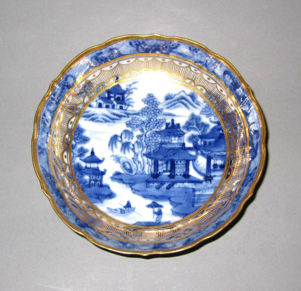2010.0008.178.001 Porcelain saucer
