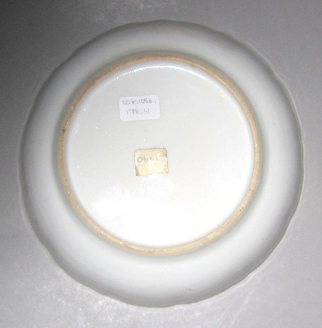 2010.0008.178.004 Porcelain saucer underside