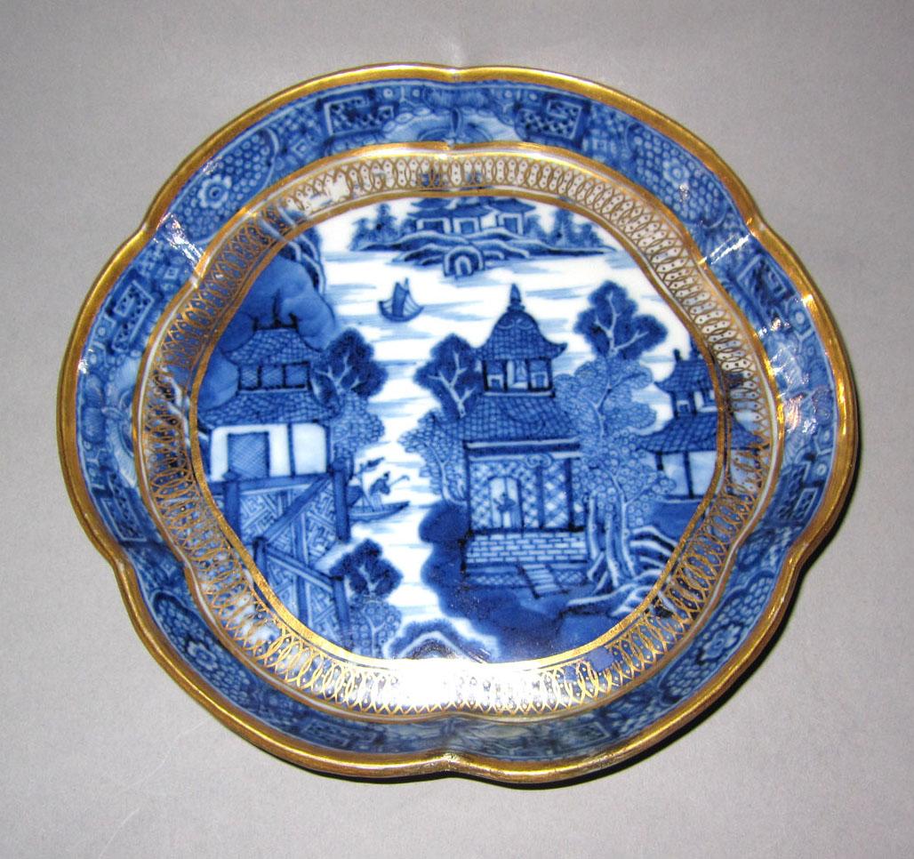 2010.0008.179 Porcelain teapot stand