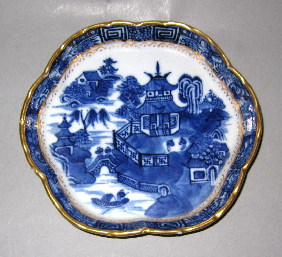 2010.0008.183 Porcelain teapot stand