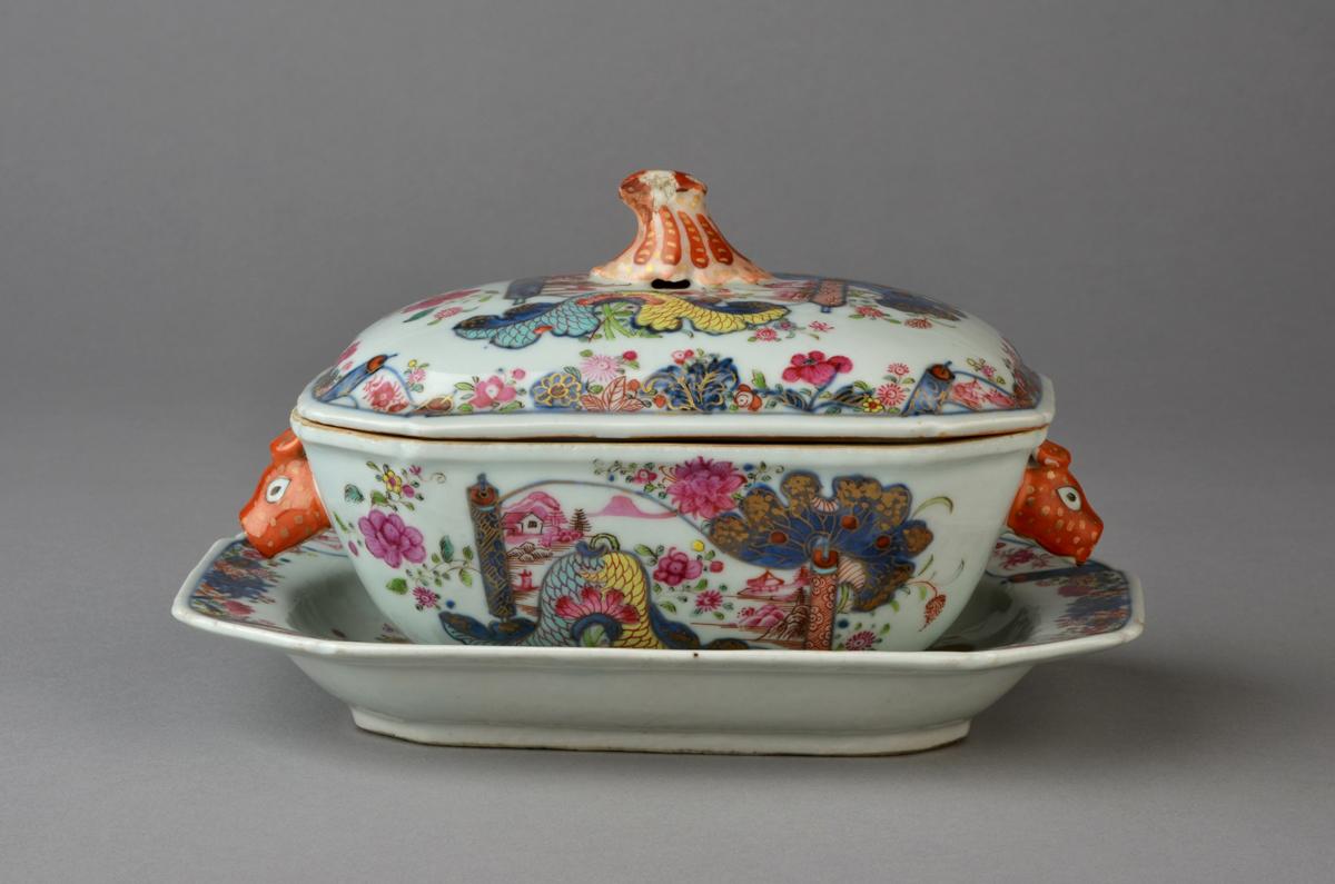 2010.0008.187 A-C Porcelain tureen and stand