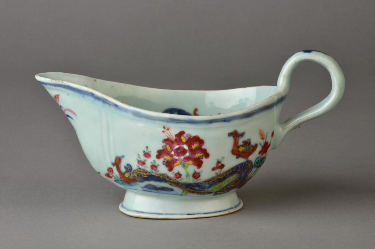 2010.0008.190 Porcelain sauceboat