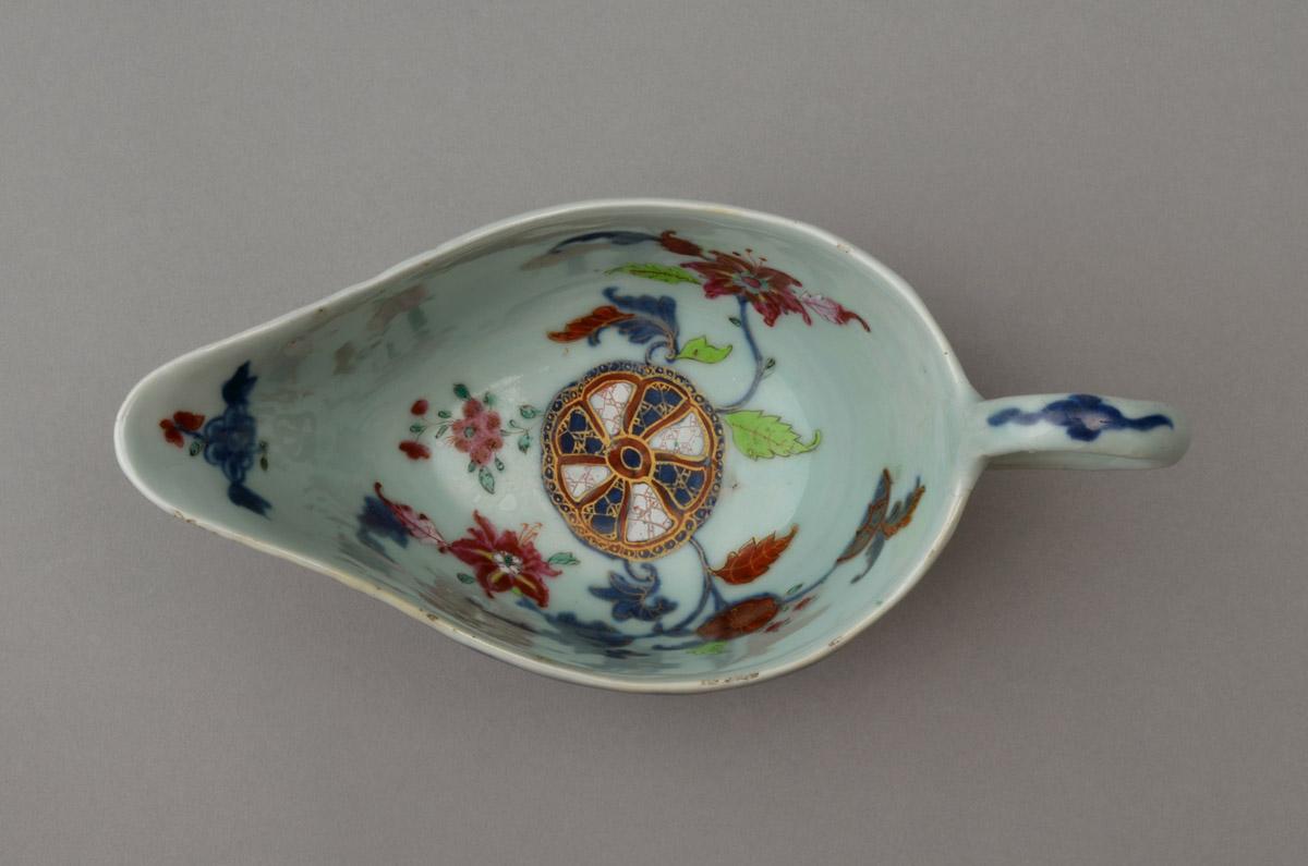 2010.0008.190 Porcelain sauceboat top