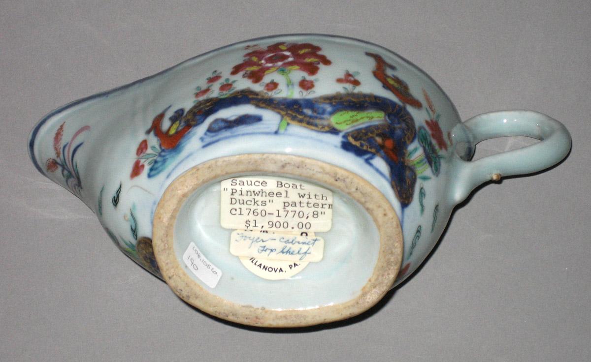 2010.0008.190 Porcelain sauceboat underside