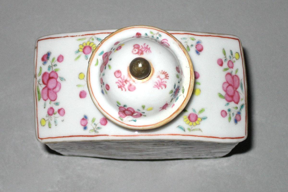2010.0008.194 A,B Porcelain tea canister top