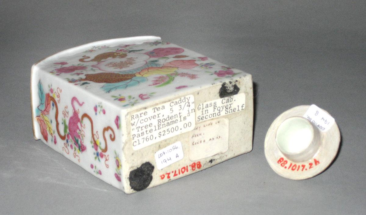 2010.0008.194 A,B Porcelain tea canister underside