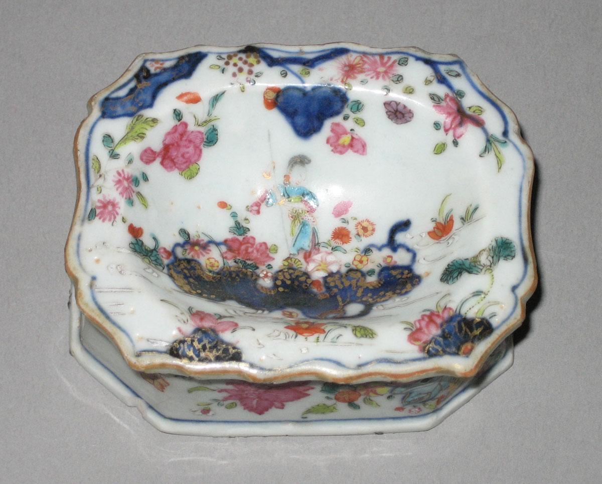 2010.0008.195 Porcelain salt top