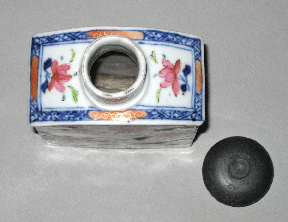 2010.0008.197 A,B Porcelain tea canister top