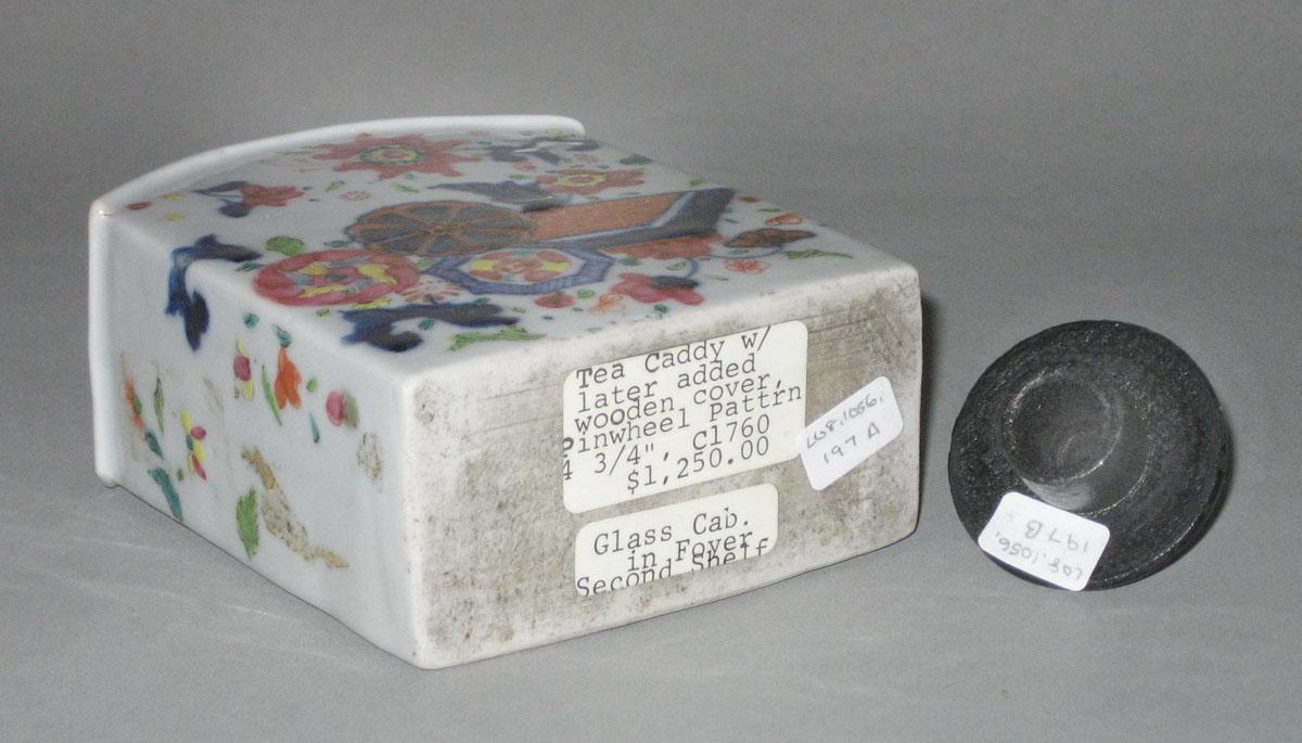 2010.0008.197 A,B Porcelain tea canister underside