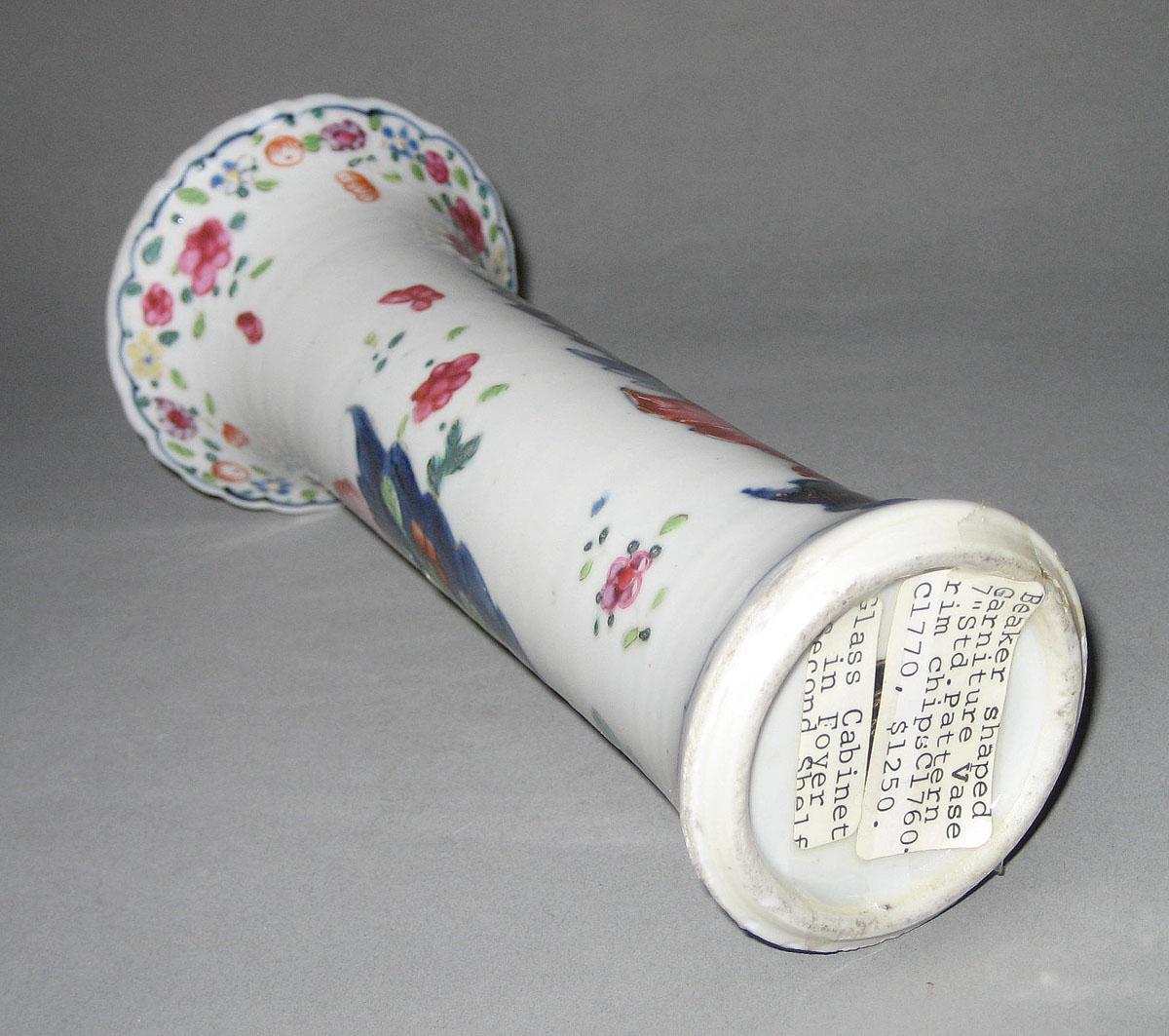 2010.0008.198 Porcelain flower container underside
