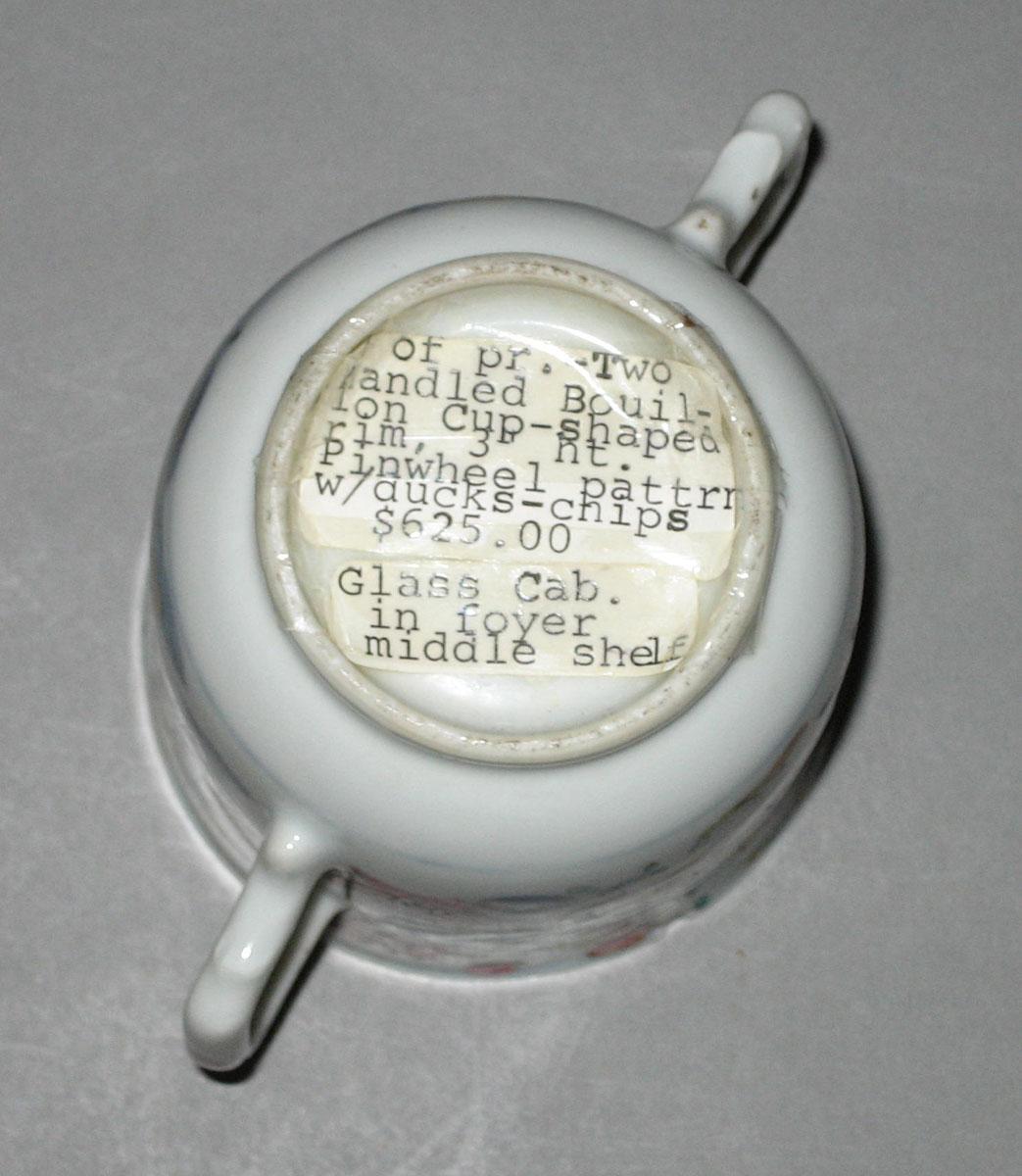 2010.0008.200.001 A Porcelain cup underside