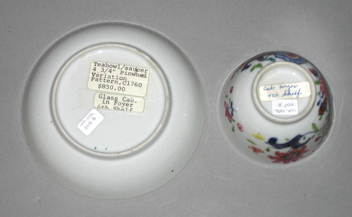 2010.0008.205 A,B Porcelain teabowl and saucer underside