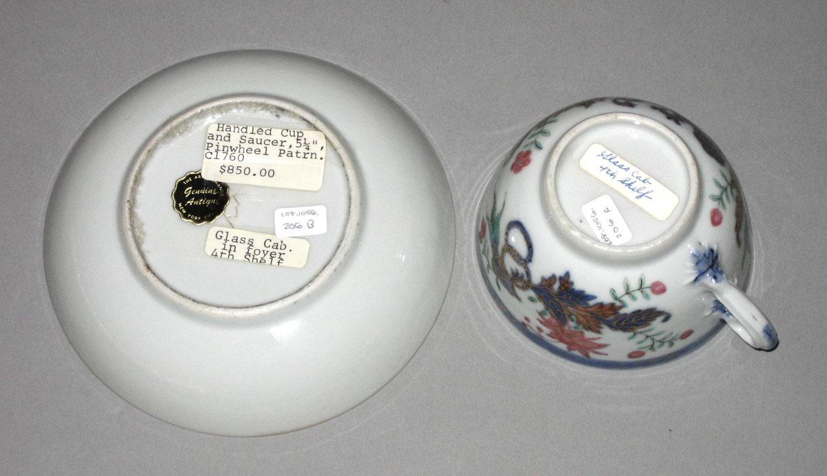 2010.0008.206 A,B Porcelain teabowl and saucer underside