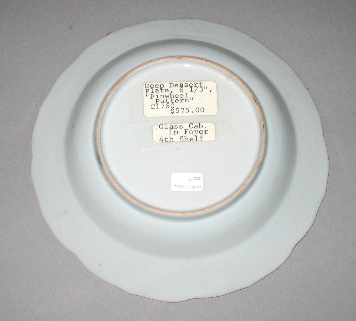 2010.0008.207 Porcelain dish underside