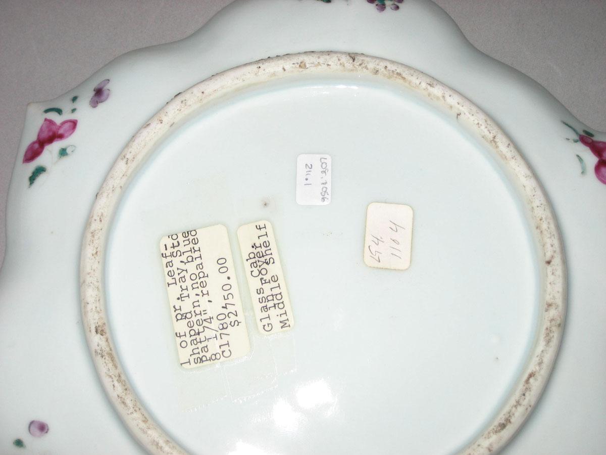 2010.0008.211.001 Porcelain dish underside