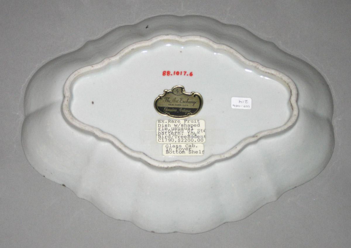 2010.0008.214 Porcelain dish underside