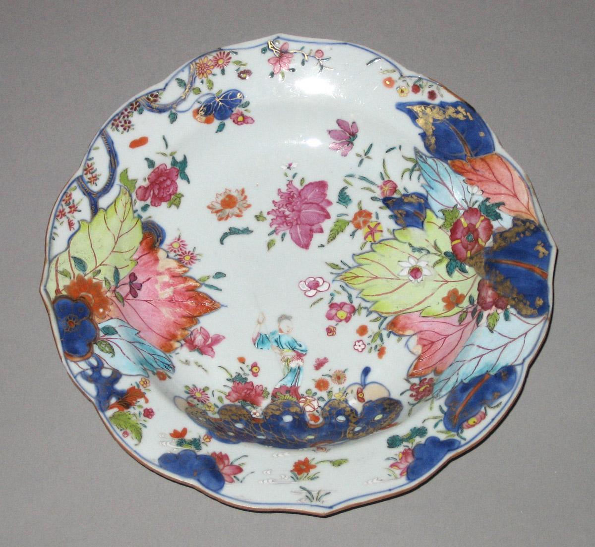 2010.0008.216.002 Porcelain soup plate
