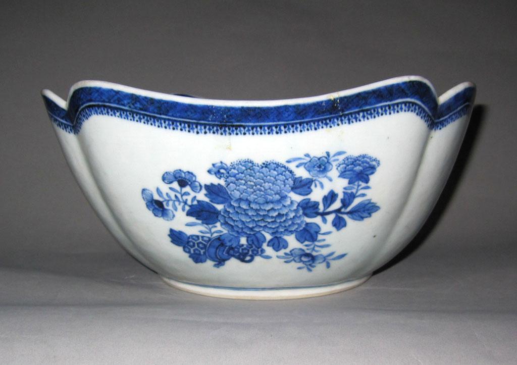 2010.0008.004 Porcelain bowl side