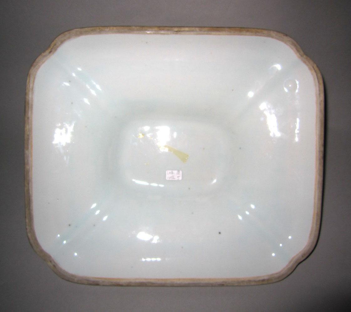 2010.0008.005 B Porcelain covered dish underside