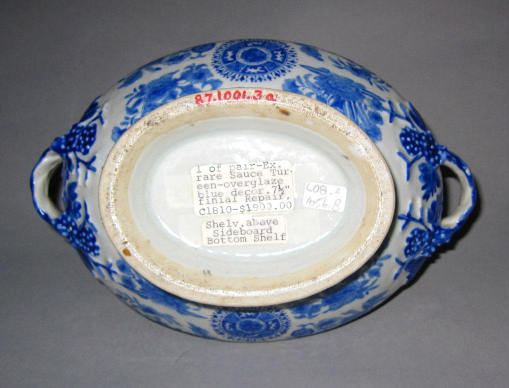 2010.0008.008 A Porcelain tureen underside