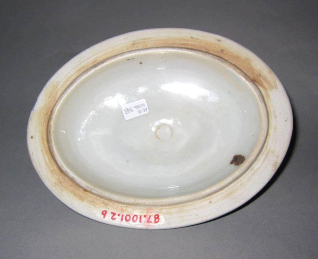 2010.0008.008 B Porcelain tureen underside
