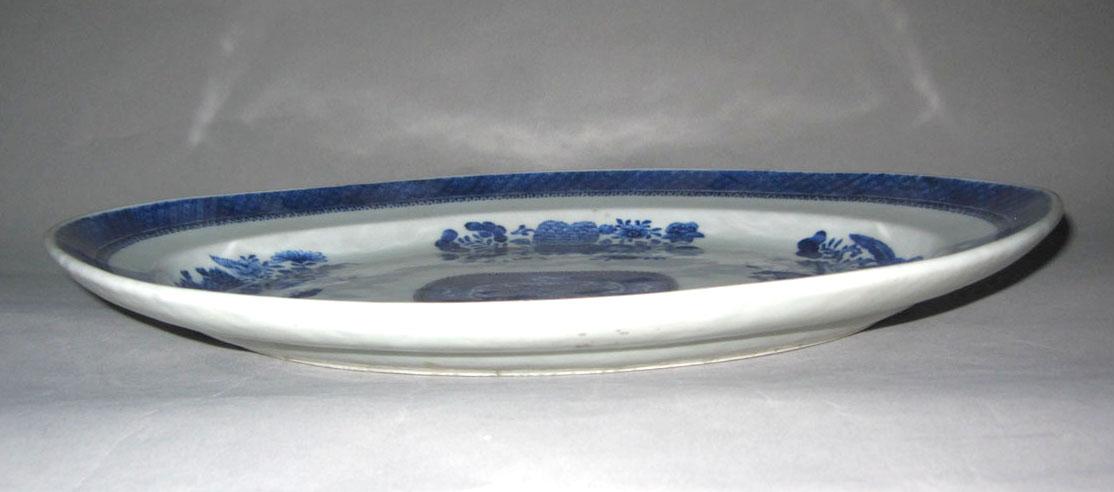 2010.0008.011 Porcelain dish side