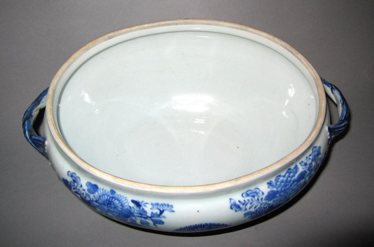 2010.0008.012 A Porcelain tureen top