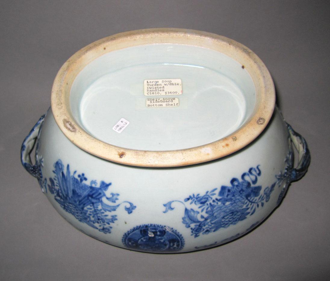 2010.0008.012 A Porcelain tureen underside