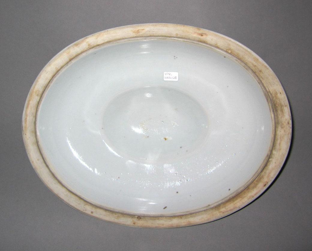 2010.0008.012 B Porcelain tureen underside