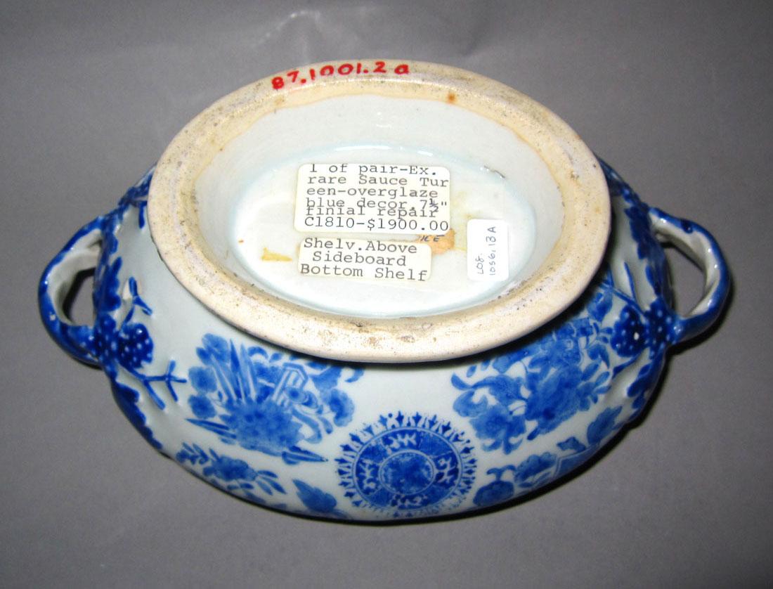 2010.0008.013 A Porcelain tureen underside