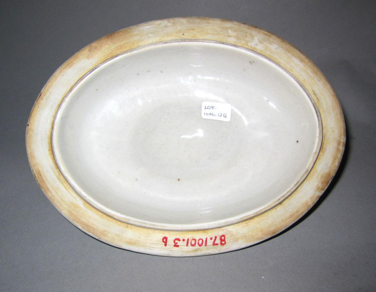 2010.0008.013 B Porcelain tureen underside