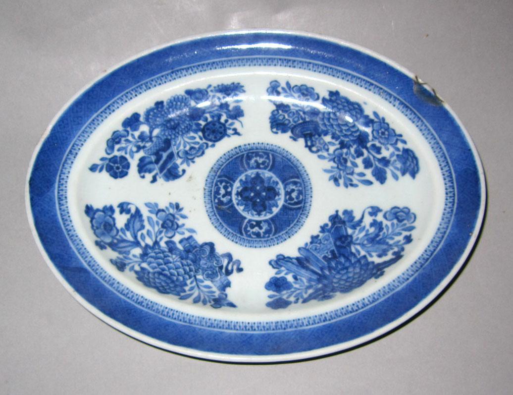 2010.0008.023 Porcelain tureen stand