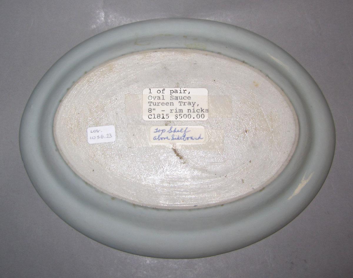 2010.0008.023 Porcelain tureen stand underside