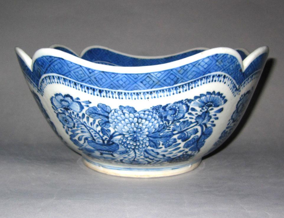 2010.0008.026 Porcelain salad bowl side