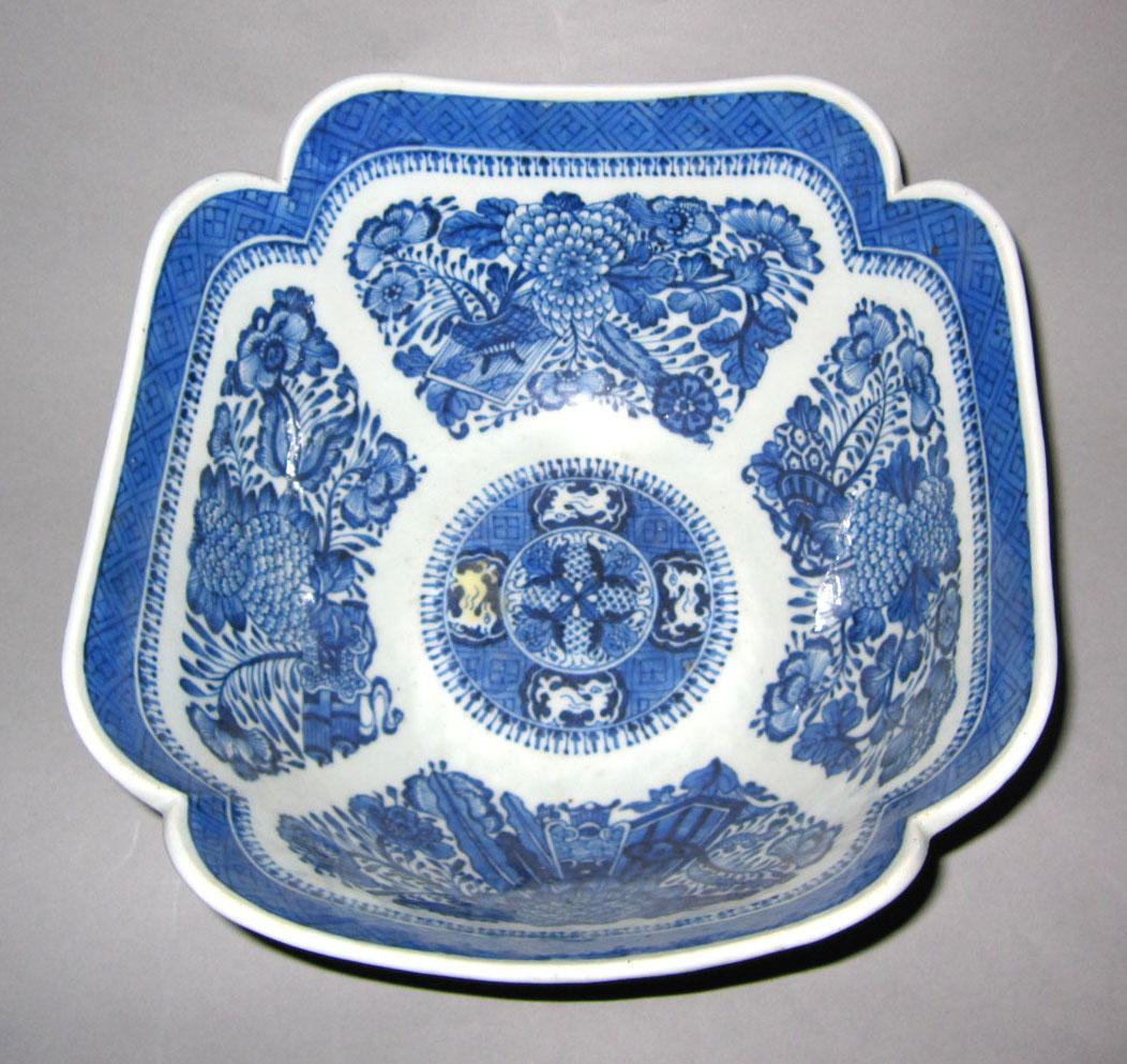 2010.0008.026 Porcelain salad bowl