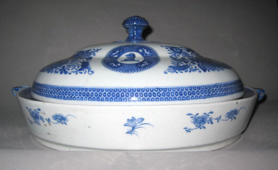 2010.0008.028 A,B Porcelain hot water plate