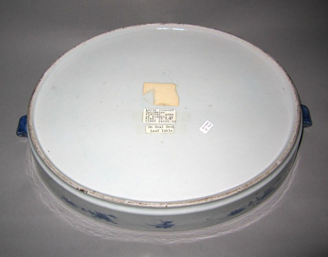 2010.0008.028 A Porcelain hot water plate underside