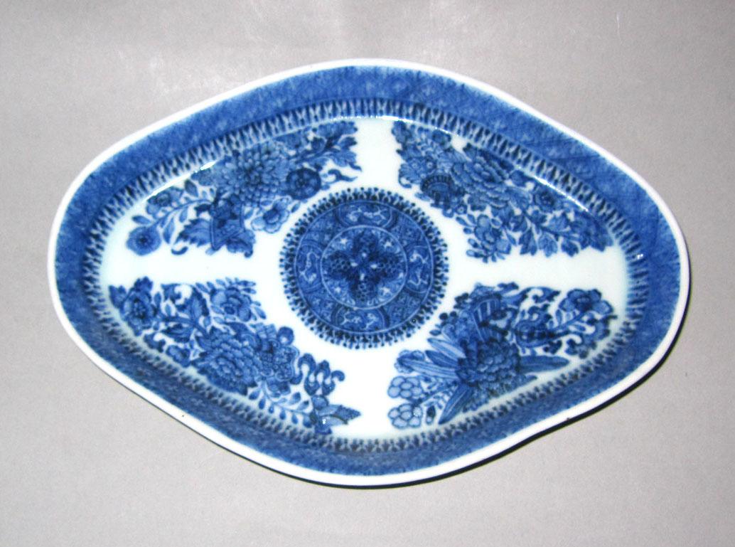 2010.0008.050 Porcelain sauceboat stand
