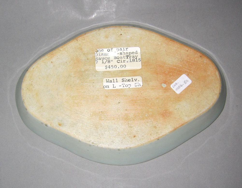 2010.0008.050 Porcelain sauceboat stand underside