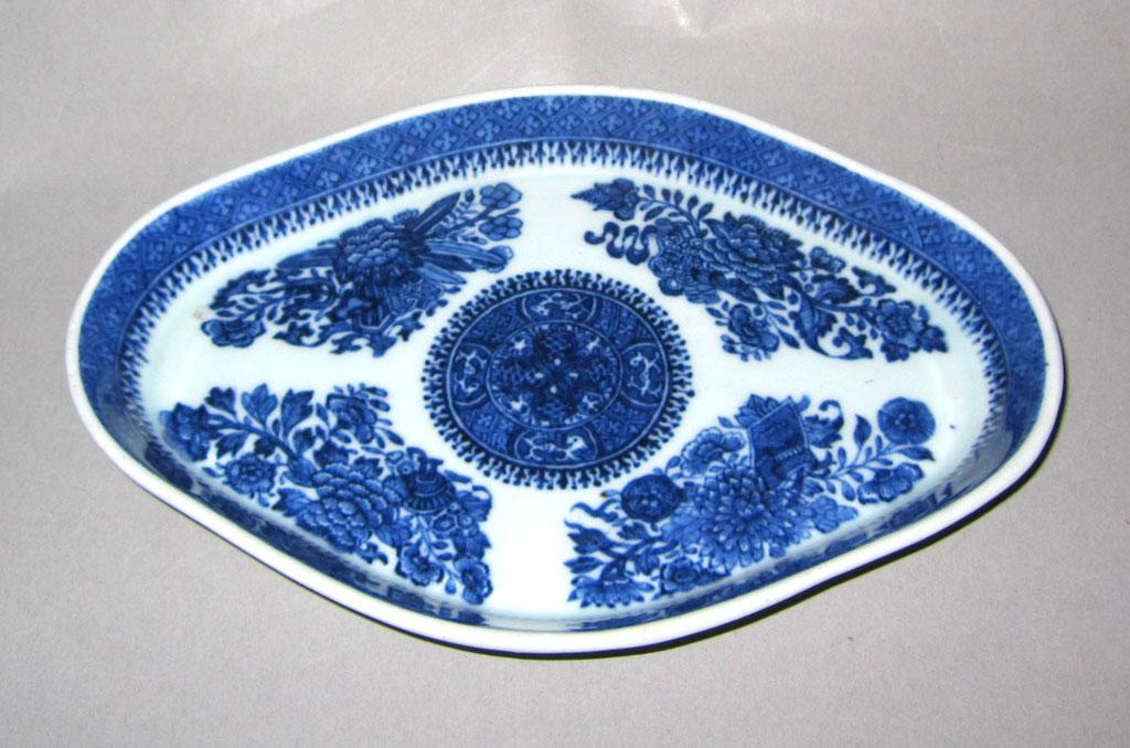 2010.0008.051 Porcelain sauceboat stand