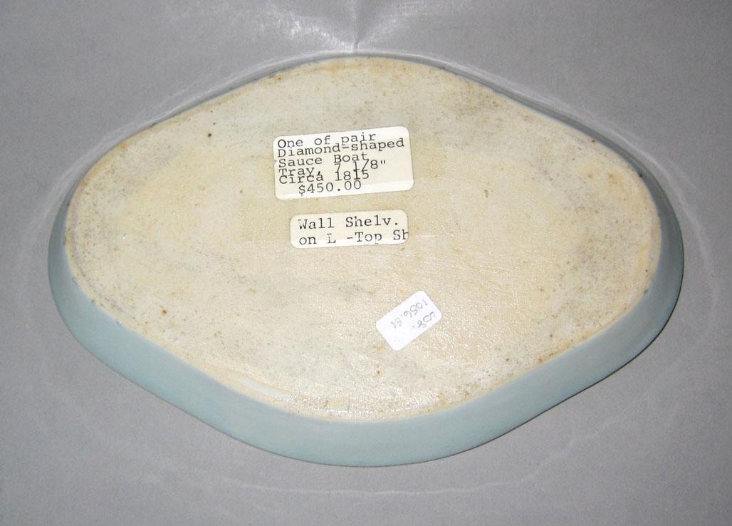2010.0008.051 Porcelain sauceboat stand underside