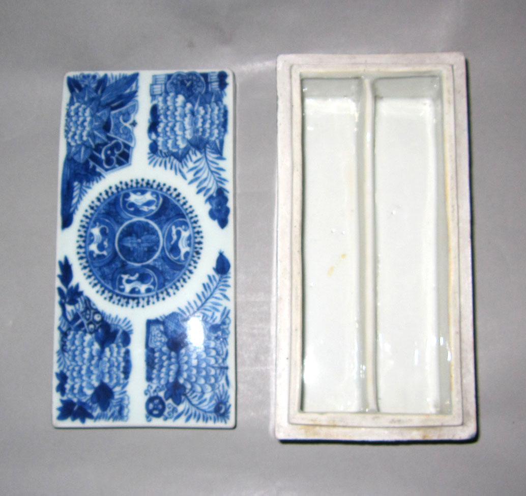 2010.0008.054 A,B Porcelain box top