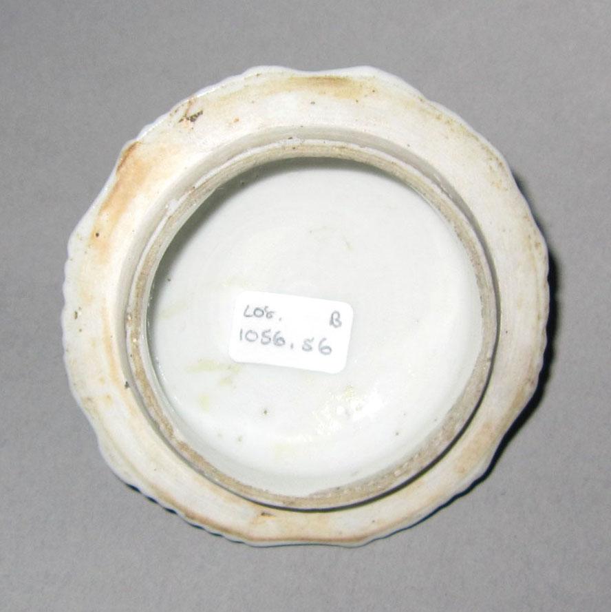 2010.0008.056 B Porcelain pot de creme underside