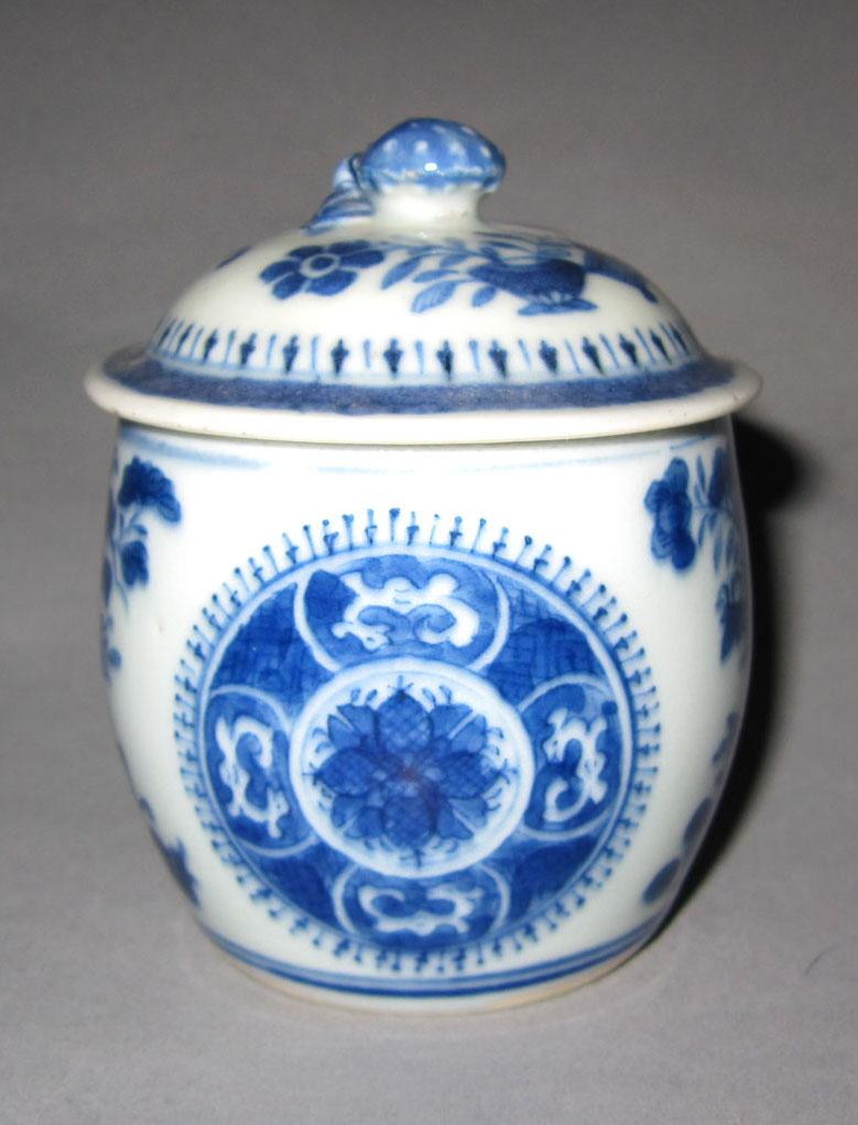 2010.0008.057 A,B Porcelain pot de creme medallion