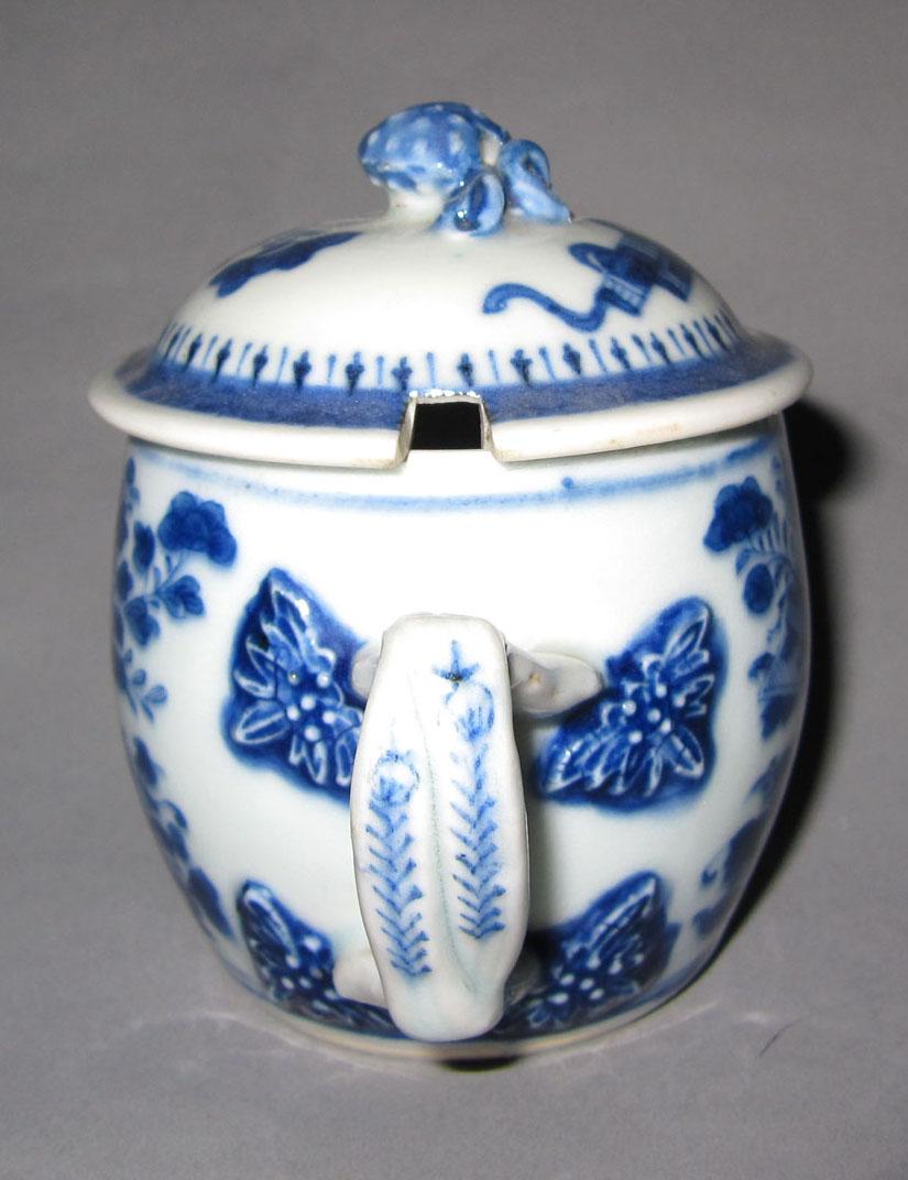 2010.0008.057 A,B Porcelain pot de creme handle